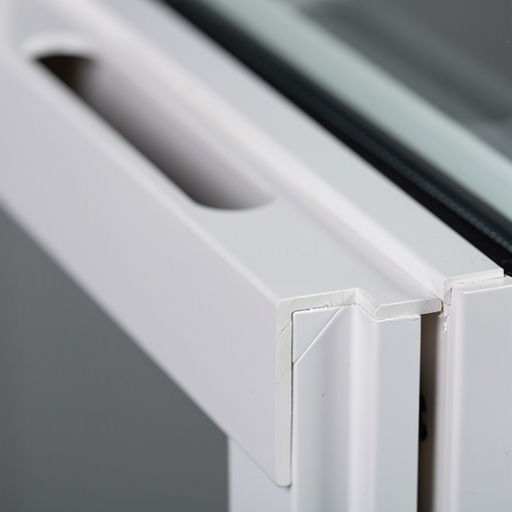 Close-up van wit kunststof kozijn met ventilatierooster in Duiven